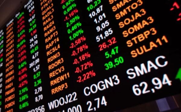 Bolsa sobe 0,99% e volta a superar os 160 mil pontos