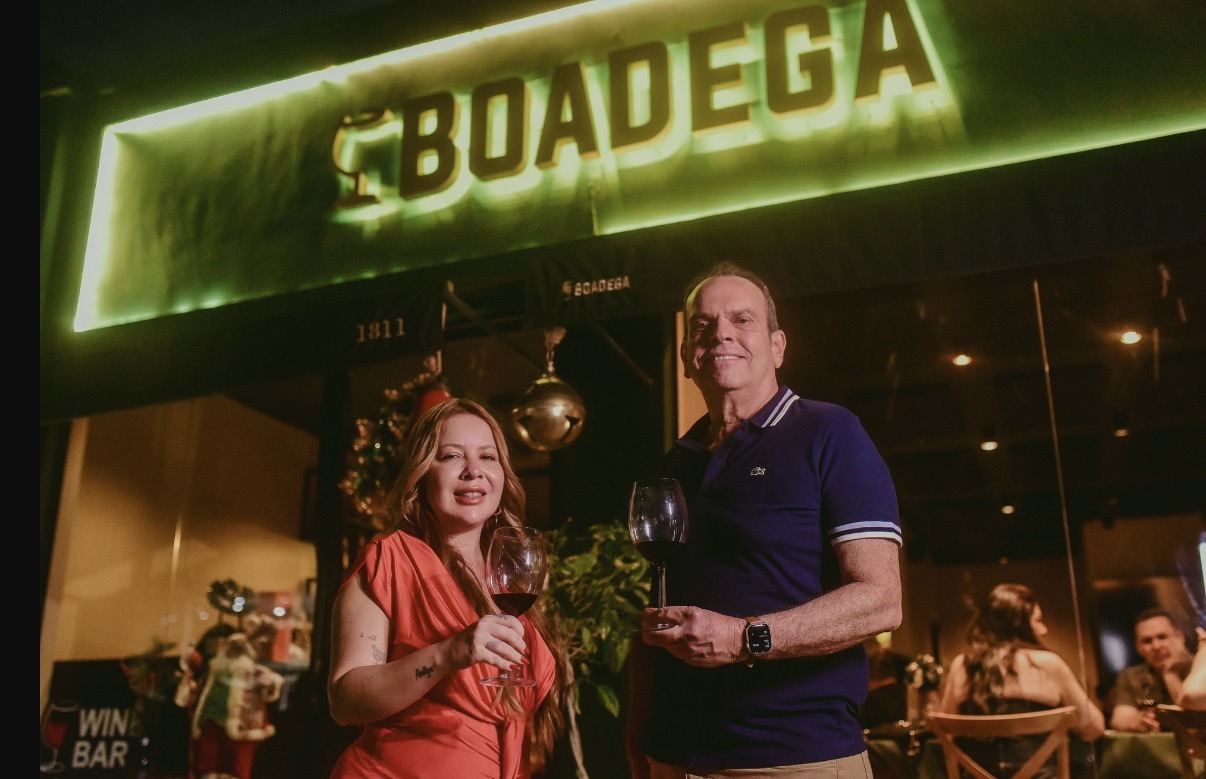 A sommelier Francisca Oliveira e Paulo Nasser, que comandam o wine bar Boadega,  prepararam cestas e kits especiais para presentear no Natal, com vinhos e espumantes e outros produtos importados, em embalagens personalizadas. 