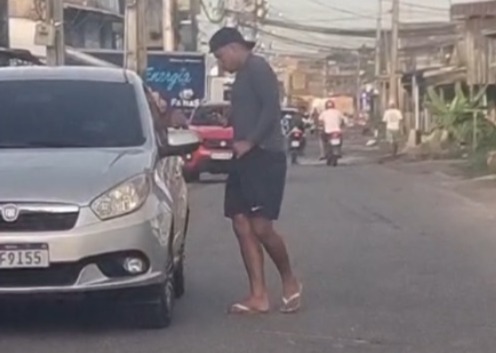 Criminoso exigindo os pertences do motorista.