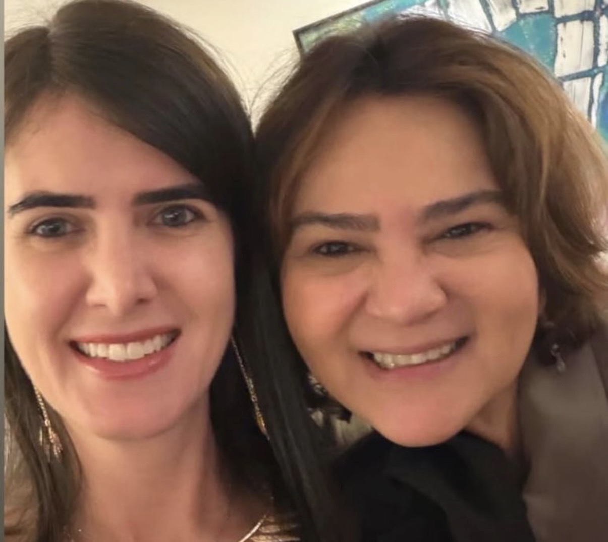 Em seus restaurantes regionais, Cristiane Salomão, na foto com a amiga Nicole Mello, deu início às confraternizações de fim de ano. 
