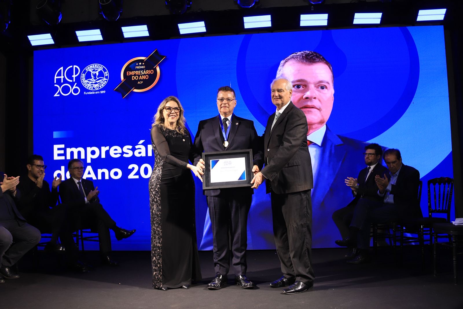 Isan Anijar, o homenageado da noite com o título Empresário do Ano 2025, com Beth Grunvald, Presidente da ACP, e Ovídio Gasparetto