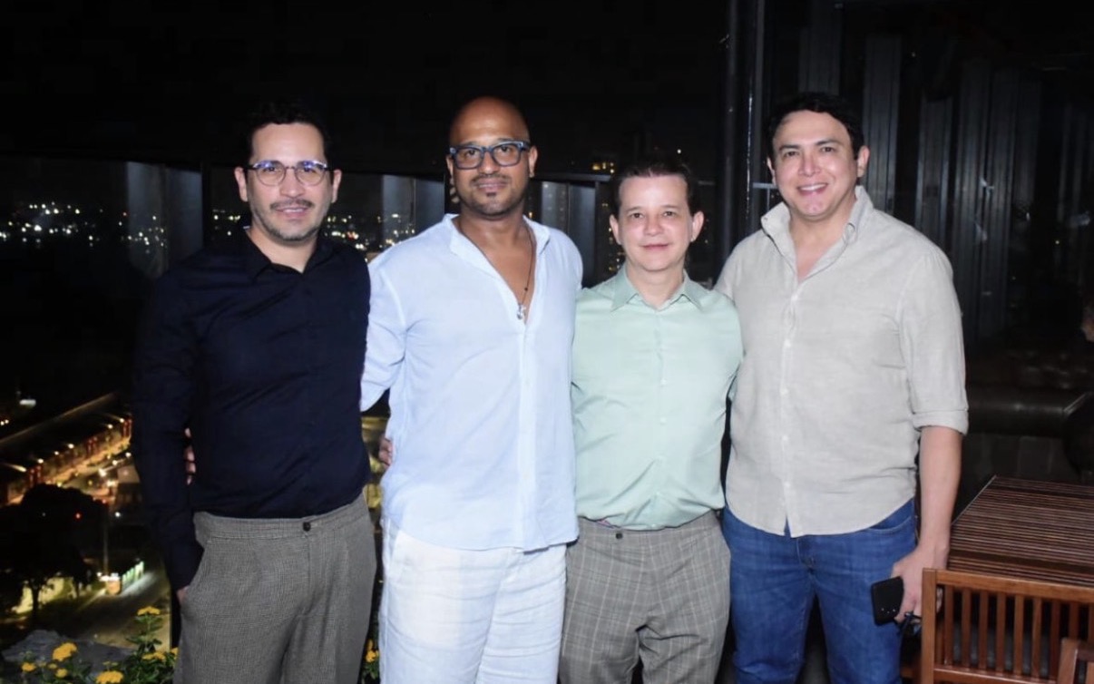 O aniversariante com José Aviz, Marcos e Denilson Palheta.


