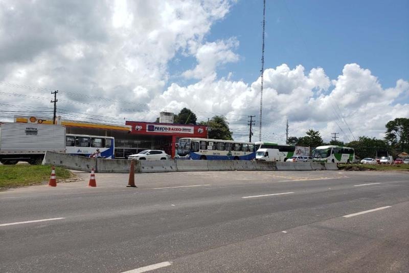 O bloqueio improvisado gerou congestionamentos inéditos.