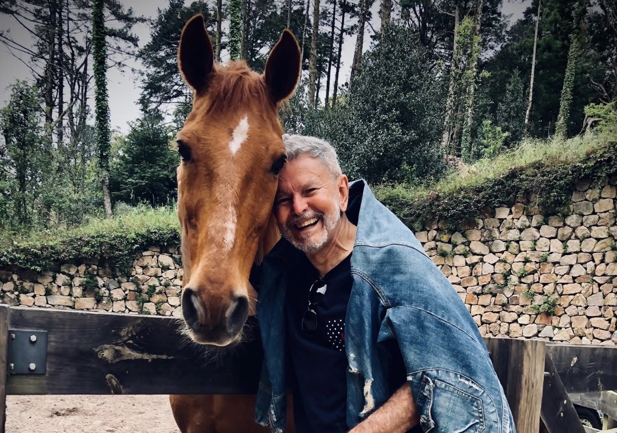 O fotógrafo Reynaldo Silva Jr marcou para a próxima quinta-feira, 18, o lançamento do livro “Entre as Águas, Em Meio à Floresta”, onde conta a história da ocupação da Amazônia. Será às 18h, no Garden 821, na Nove de Janeiro. 
