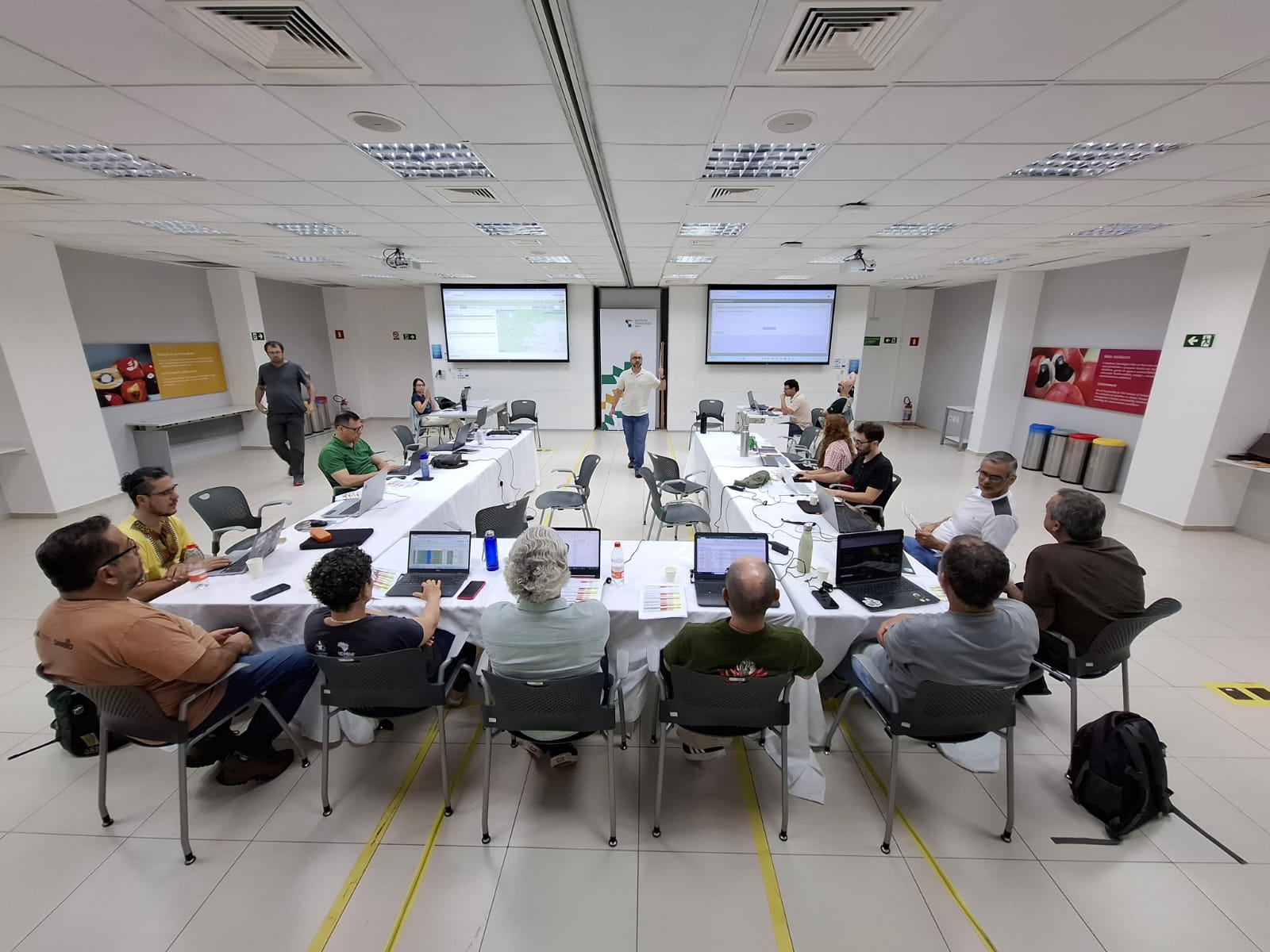 Oficina avalia risco de extinção de aves na Amazônia.