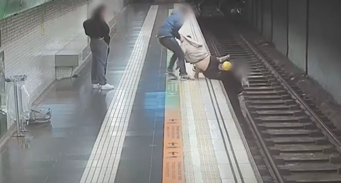 Passageiros e policial fora de serviço salvam homem que caiu nos trilhos do metrô de Barcelona