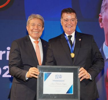 Imagem - Amigos homenageiam Isan Anijar na entrega do Prêmio Empresário do Ano da ACP