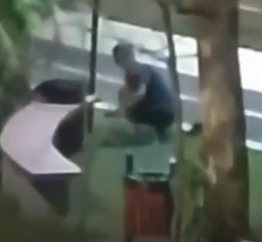 Imagem - Vídeo: homem furta cabos de energia sem se preocupar com movimentação do dia em Belém