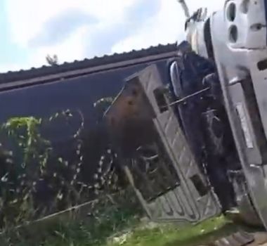 Imagem - Vídeo: carreta tomba na Independência após motorista perder o controle