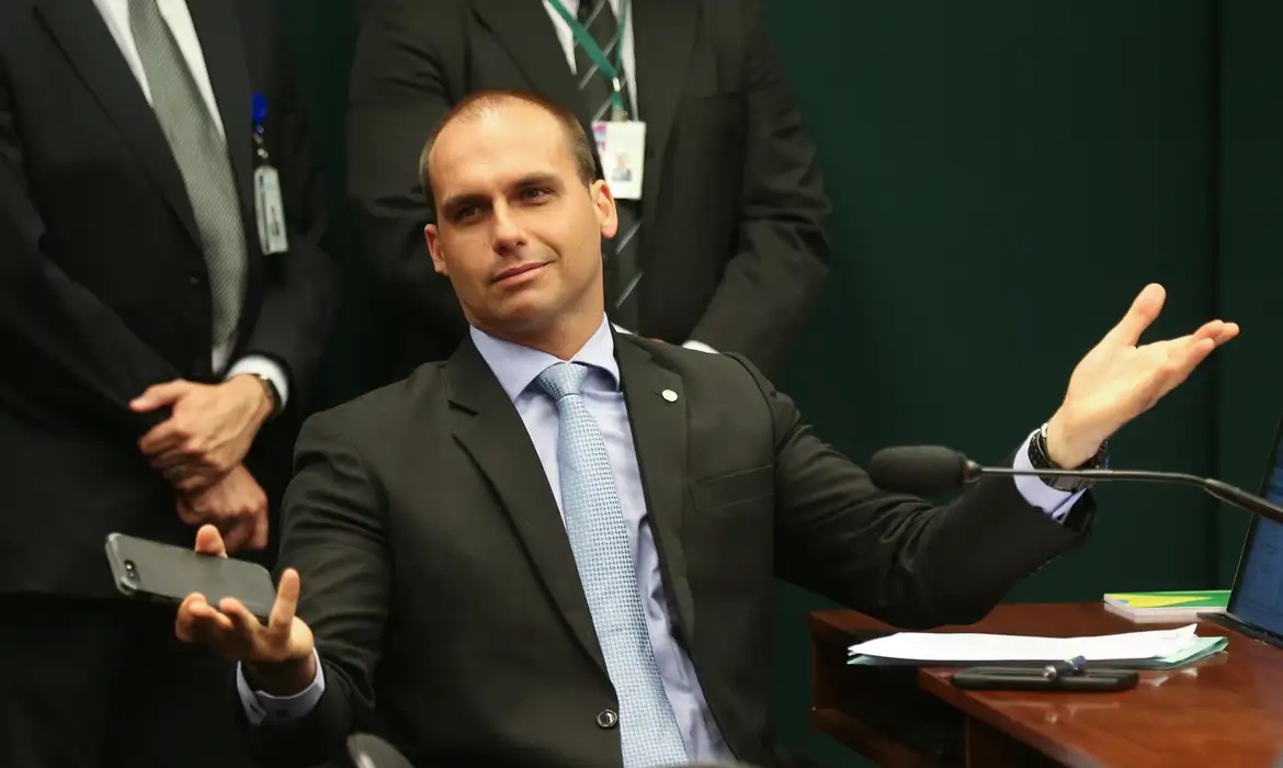 Eduardo Bolsonaro lamentou recuo de Trump nas redes sociais - 