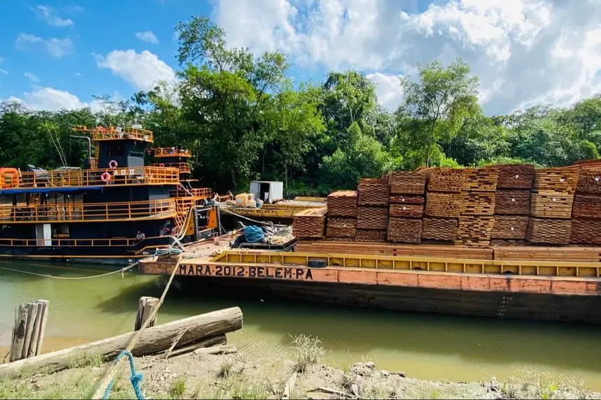O material estava sendo transportado de forma irregular.