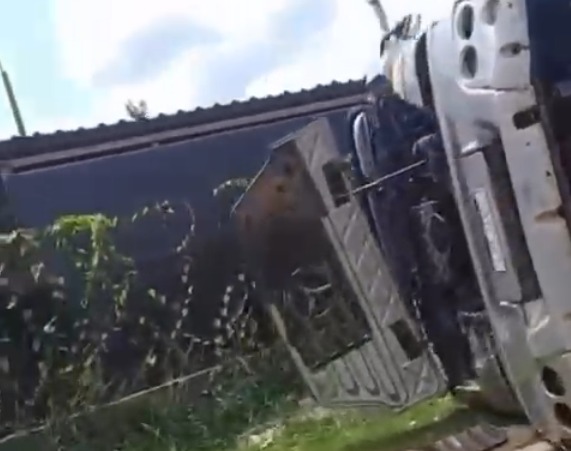 Uma carreta tombou na Avenida Independência, em Ananindeua.