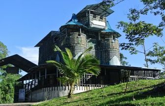 Homem ergue castelo com 40 mil garrafas plásticas retiradas de praias no Caribe