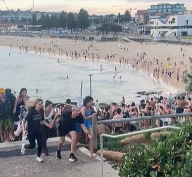 Imagem - Vídeo: homem imobiliza e desarma um dos atiradores em ataque em praia da Austrália