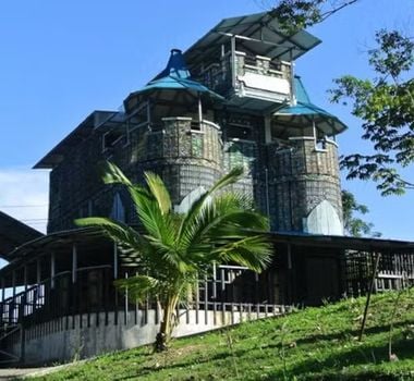 Imagem - Homem ergue castelo com 40 mil garrafas plásticas retiradas de praias no Caribe