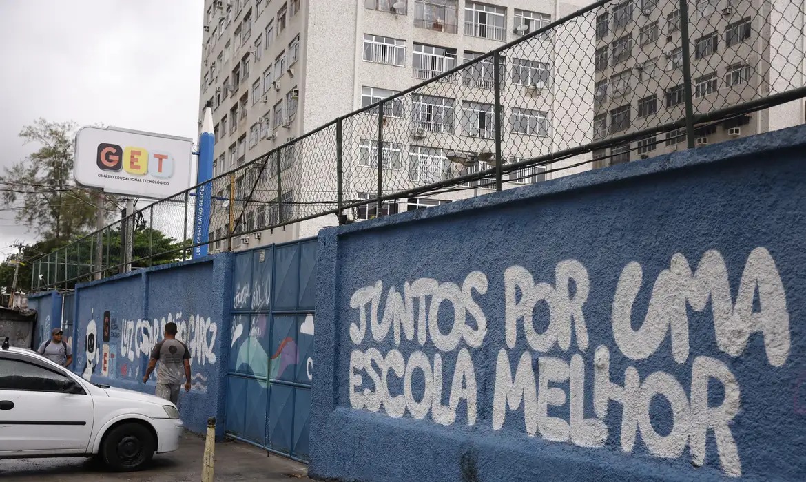 Aprovada punição maior para tráfico de drogas em estabelecimentos de ensino.