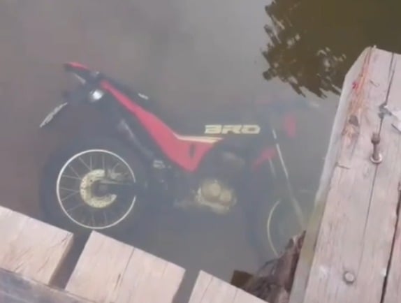 Jovem morre após cair de moto em igarapé no Pará.