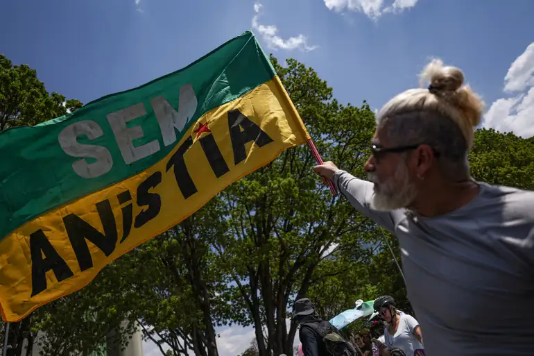Manifestantes em todo país vão às ruas neste domingo (14) para protestar contra o Congresso Nacional após a aprovação do chamado Projeto de Lei da Dosimetria