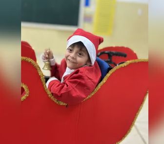 Imagem - Professoras transformam cadeira de rodas em trenó e aluno cadeirante vira ‘Papai Noel’ em festinha da escola
