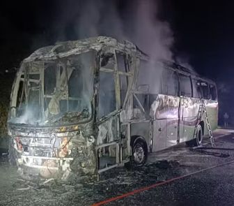 Imagem - Ônibus com equipe juvenil de vôlei pega fogo na BR-158 no RS