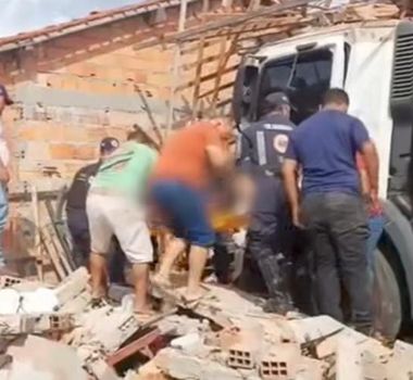 Imagem - Caminhão invade residência e deixa uma mulher morta no nordeste do Pará