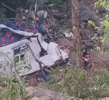 Imagem - Ônibus cai de penhasco após viagem de formatura e deixa ao menos 17 mortos na Colômbia