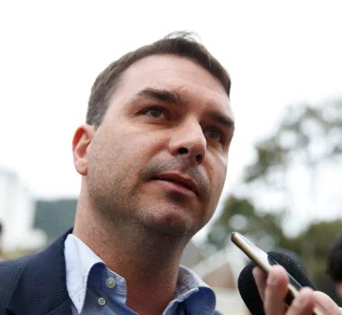 Imagem - Flávio Bolsonaro critica SBT após declarações de Zezé Di Camargo