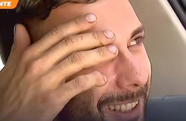 Homem aparece rindo em camburão durante entrevista -