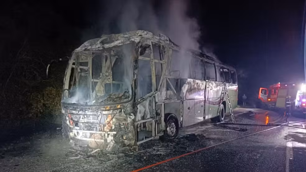 Ônibus com equipe juvenil de vôlei pega fogo na BR-158 no RS