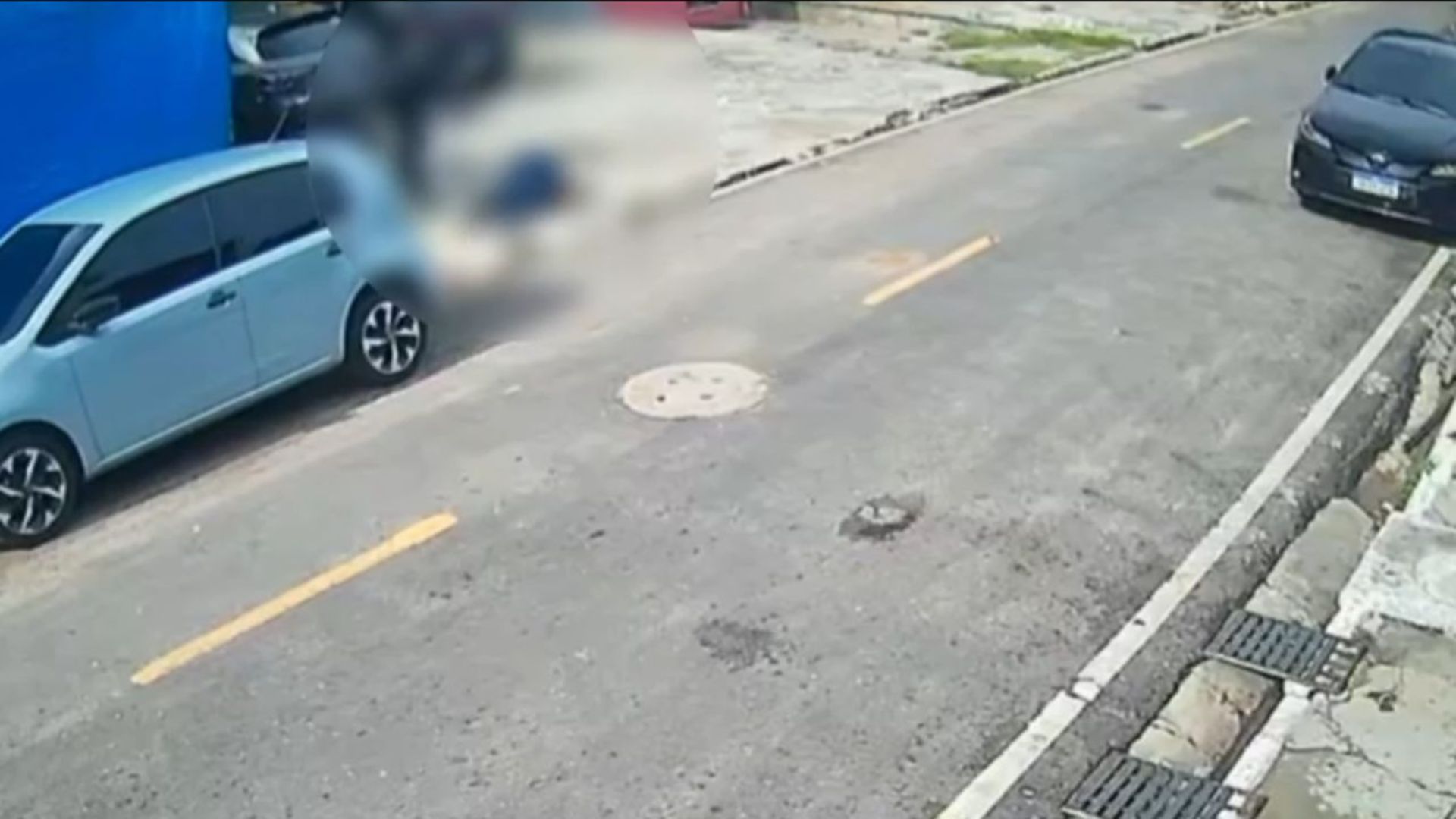 O crime foi registrado por uma câmera de monitoramento próximo ao local.