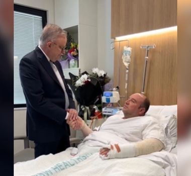 Imagem - 'Um ato de bravura’, diz premiê ao visitar homem que reagiu a ataque em Sydney