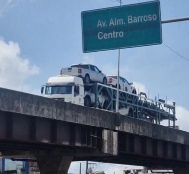 Imagem - Carreta 'cegonha' provoca caos no trânsito ao tentar acessar viaduto em Belém