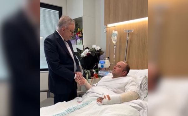'Um ato de bravura’, diz premiê ao visitar homem que reagiu a ataque em Sydney