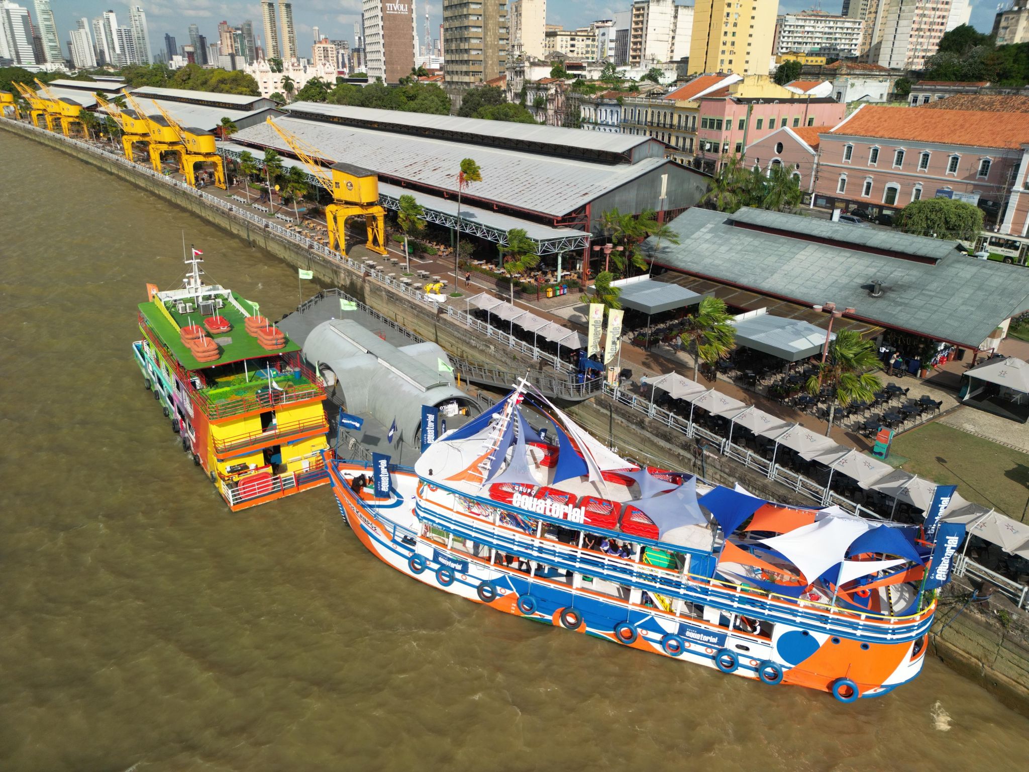Barco Natal Encantado está ancorado na Estação das Docas