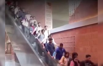Falha em escada rolante assusta estudantes em universidade de Bangladesh