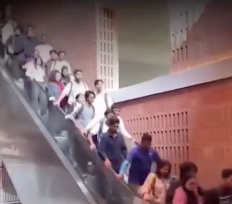 Imagem - Falha em escada rolante assusta estudantes em universidade de Bangladesh
