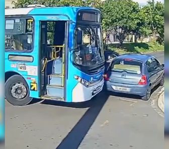 Imagem - Ônibus atinge carro estacionado irregularmente após discussão em Campinas