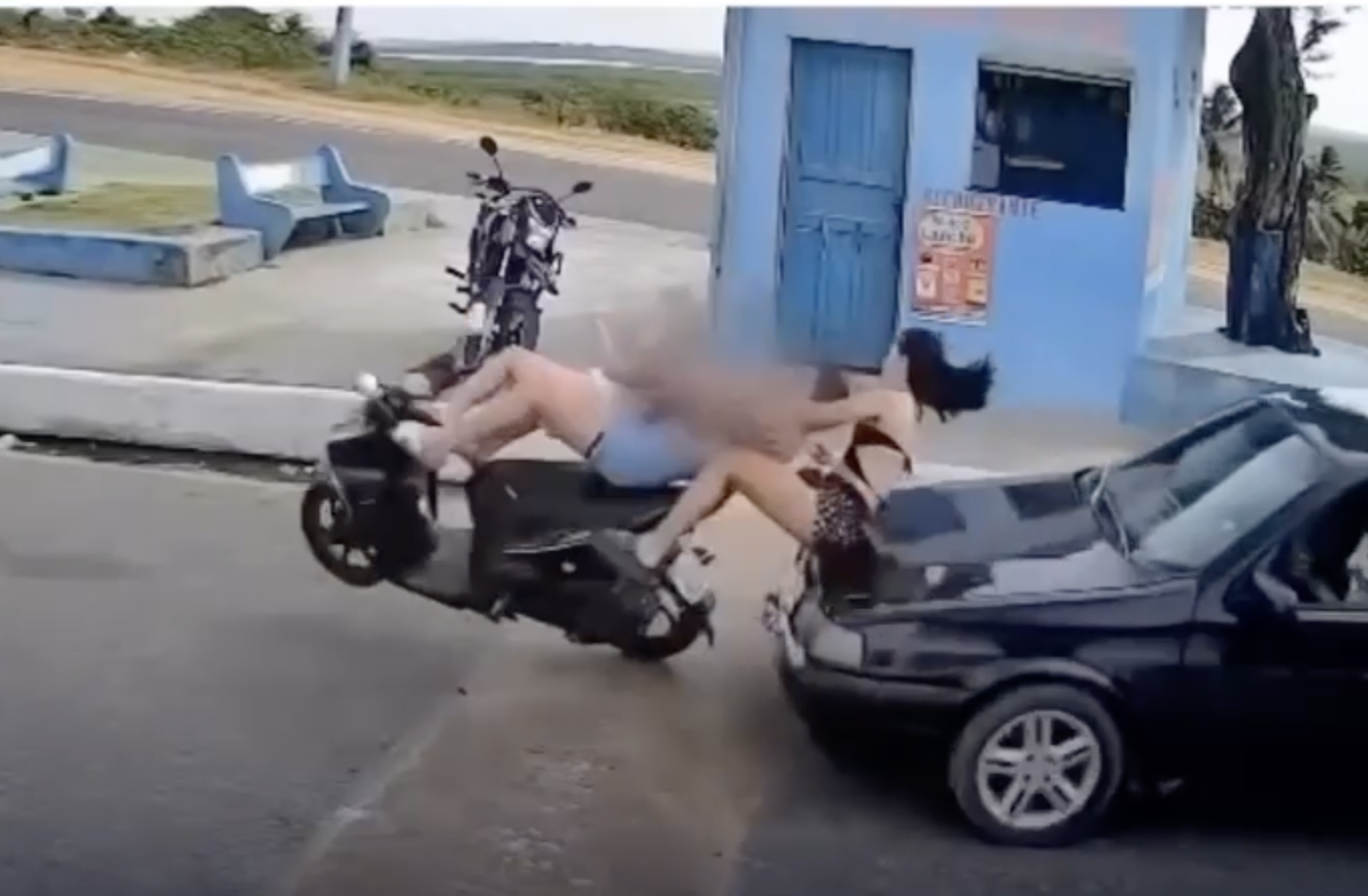 Acidente aconteceu após redução de velocidade em quebra-mola e causou lentidão no trânsito