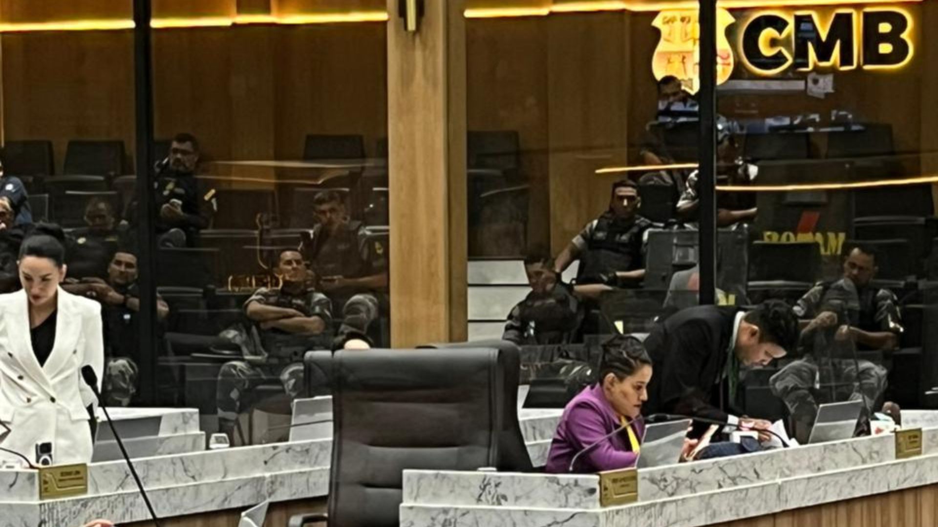 Após a confusão generalizada, militares da Rotam ocuparam a galeria onde os servidores acompanhavam a votação.