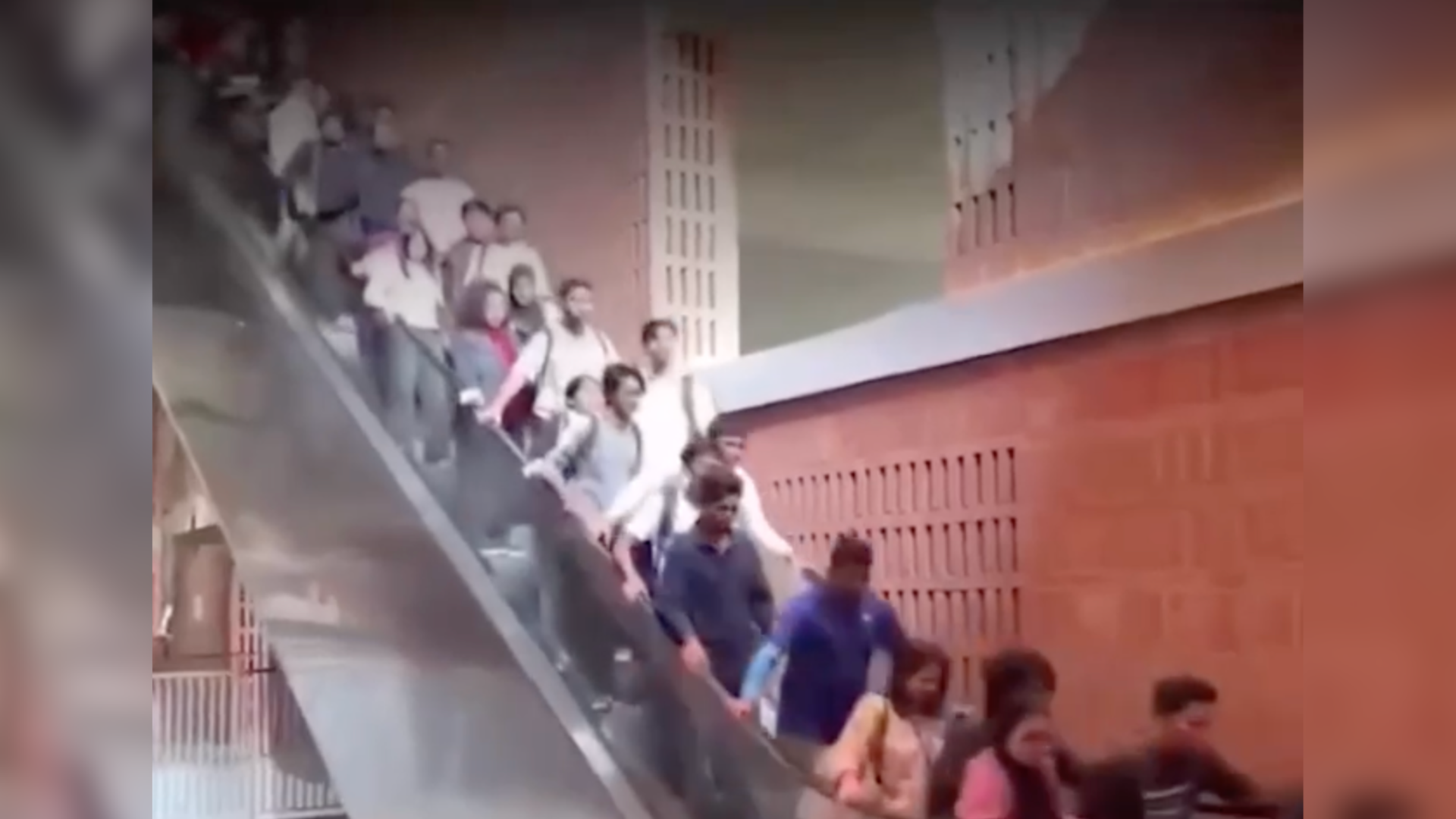 Equipamento acelerou de forma repentina no campus da Universidade BRAC, em Dhaka