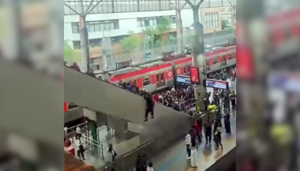 Carrinho de compras ficou preso na lateral da escada e provocou acidente com passageiros da Linha 10-Turquesa