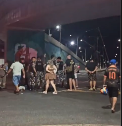 Com o impacto da queda, o motociclista acabou morrendo na hora.