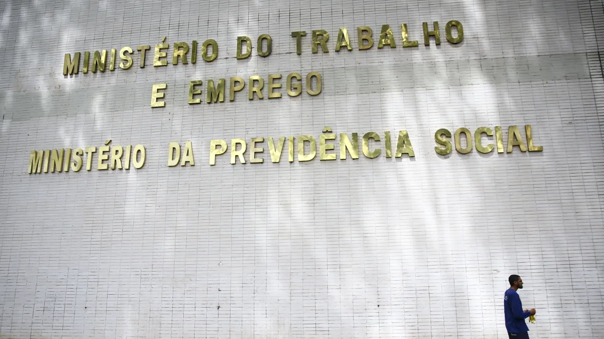Imagem - Governo exonera secretário-executivo após prisão em operação da PF sobre fraudes no INSS