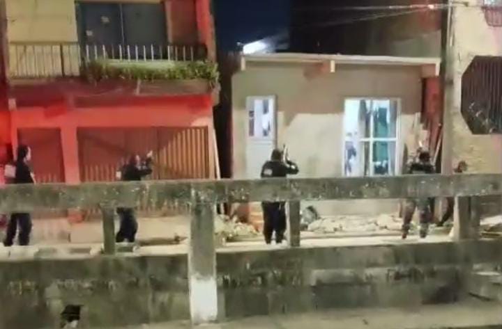 Policiais e bandidos trocaram tiros -