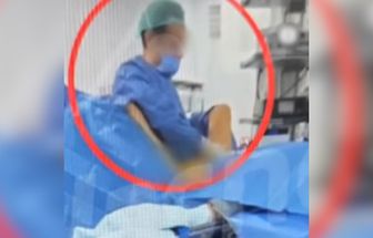 Cirurgião é acusado de abusar de pacientes sedadas em centro cirúrgico na Espanha