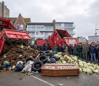 Imagem - Agricultores protestam com esterco em frente à casa de praia de Macron