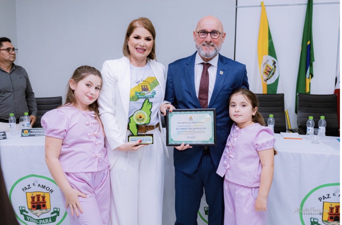 A homenageada Ligia Vale, ao lado do esposo Cristiano Vale e das filhas, Ana Luciana e Maria Eduarda.

