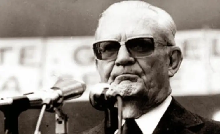 Instituição se recusou a retirar homenagem ao ex-presidente da ditadura inaugurada dentro da biblioteca