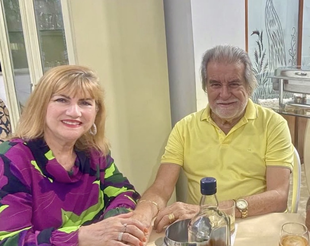 O aniversariante, Adilson Tamanqueira, com a anfitriã da noite, Lúcia Fontelles