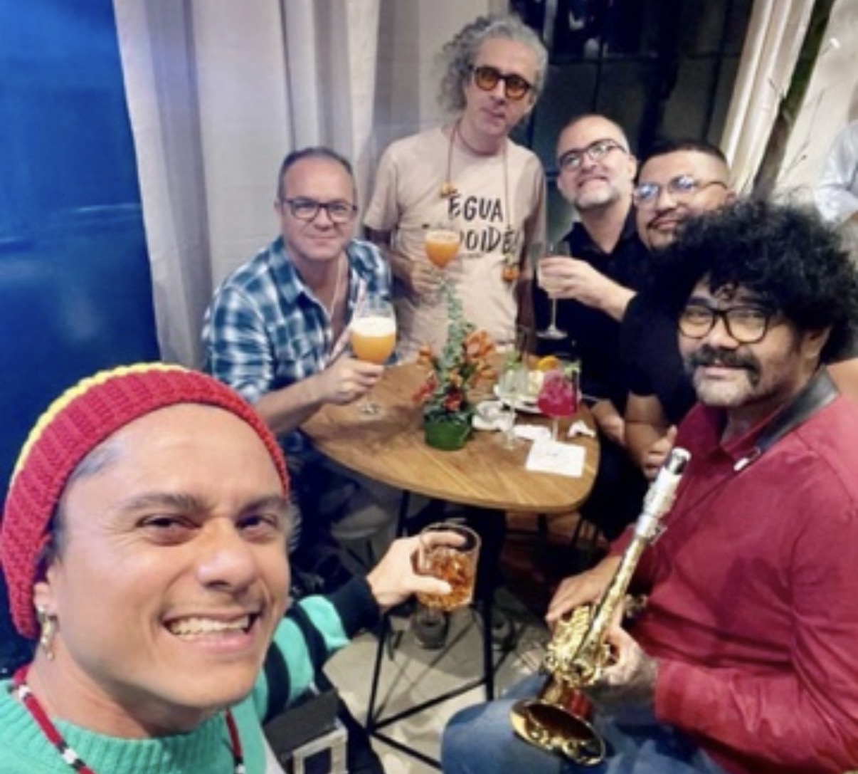 Os clientes pediram e vai ter bis! A banda Farofa Black In Favela, com Renato Rosas e cia, fará mais um show vibrante no almoço domingueiro do Manjar. 

